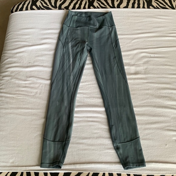 Lululemon In Movement Tight 25” Linear Spray Dye White Deep Ocean Leggings - Picture 2 of 6